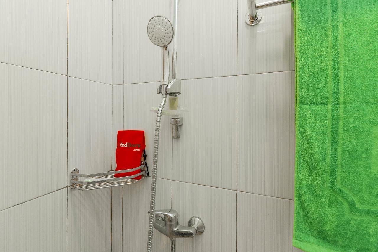Reddoorz Plus Near Fort Rotterdam Макасар Экстерьер фото